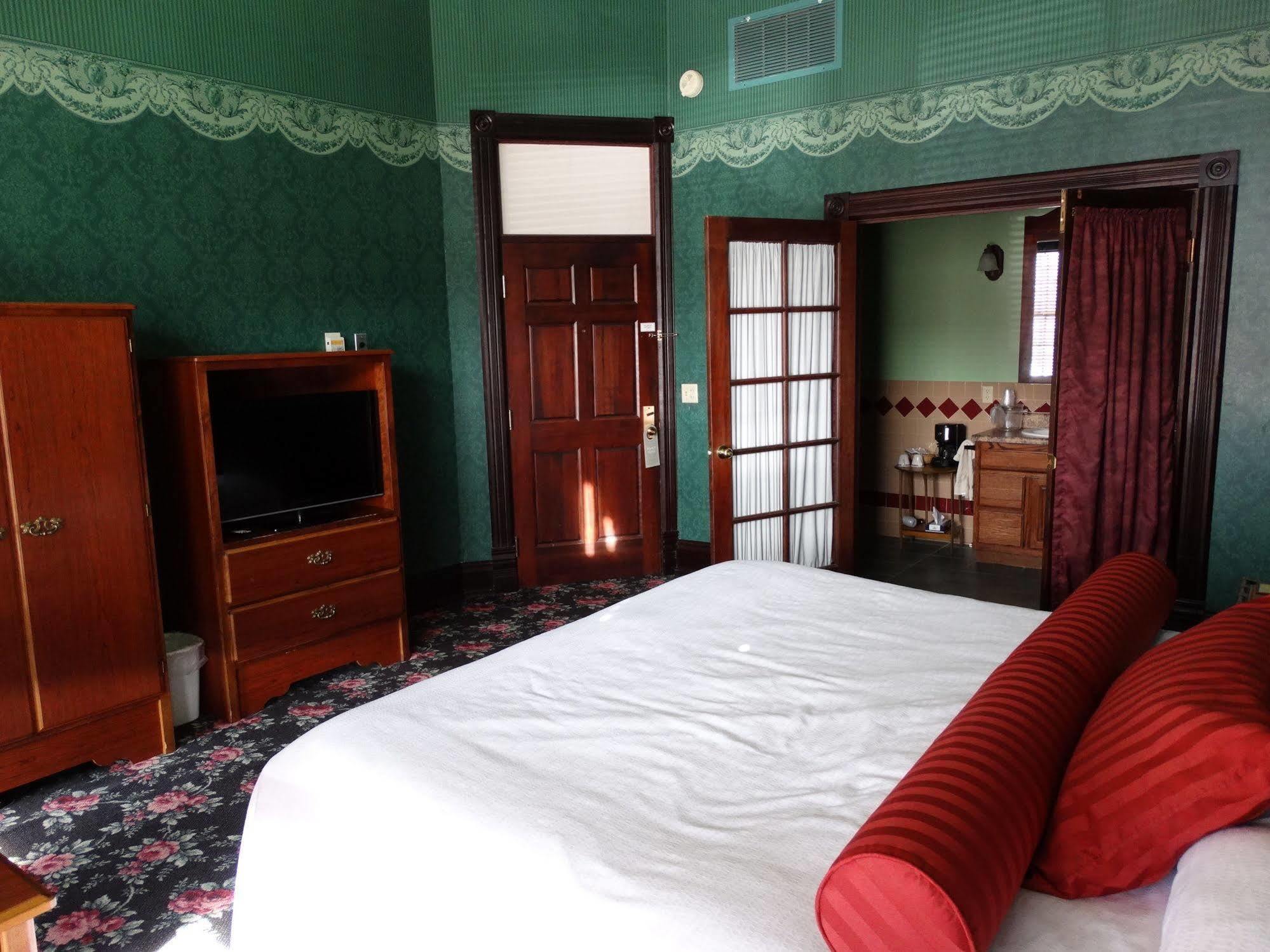 Historic Iron Horse Inn - ديدوود المظهر الخارجي الصورة