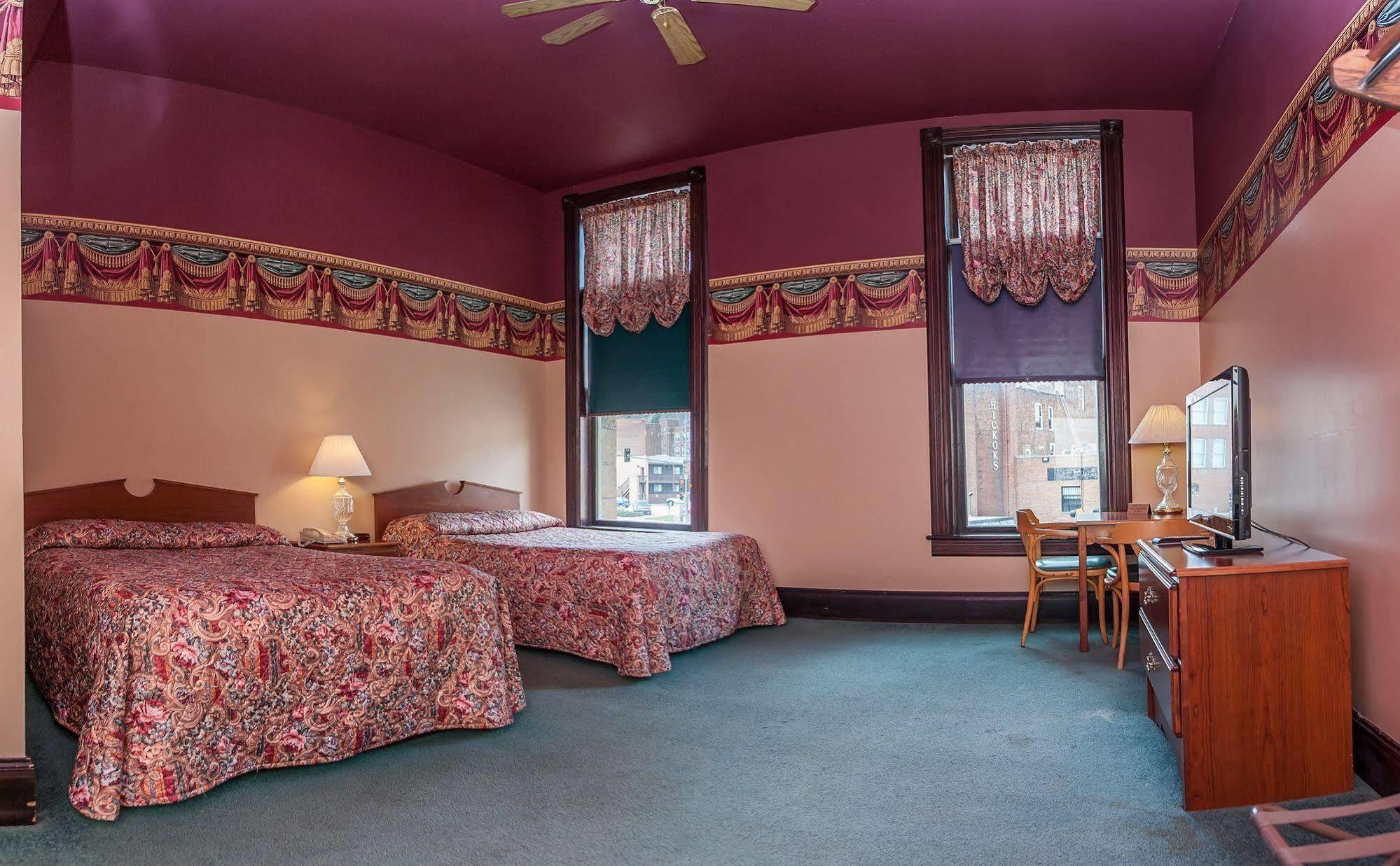 Historic Iron Horse Inn - ديدوود المظهر الخارجي الصورة
