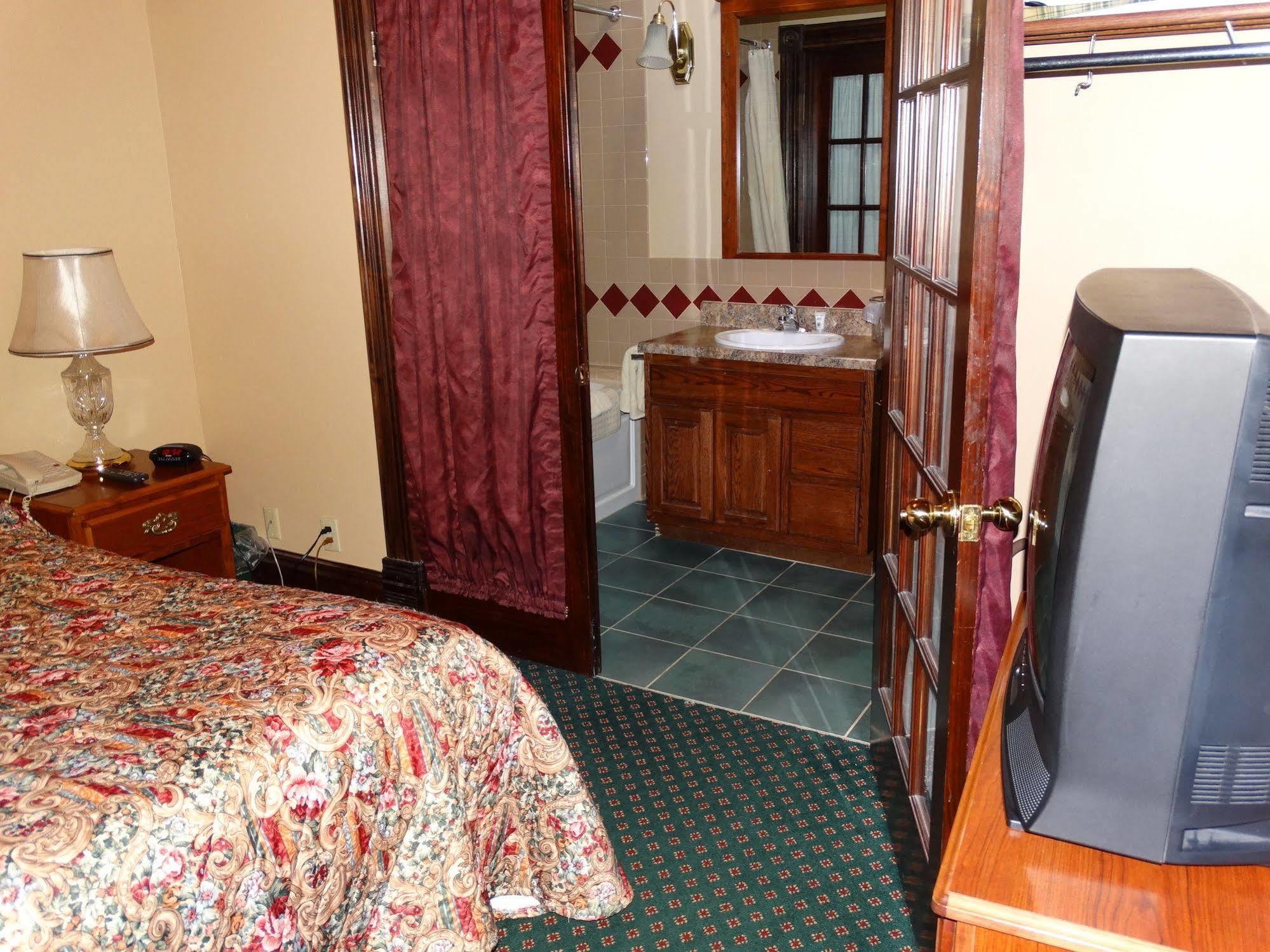 Historic Iron Horse Inn - ديدوود المظهر الخارجي الصورة