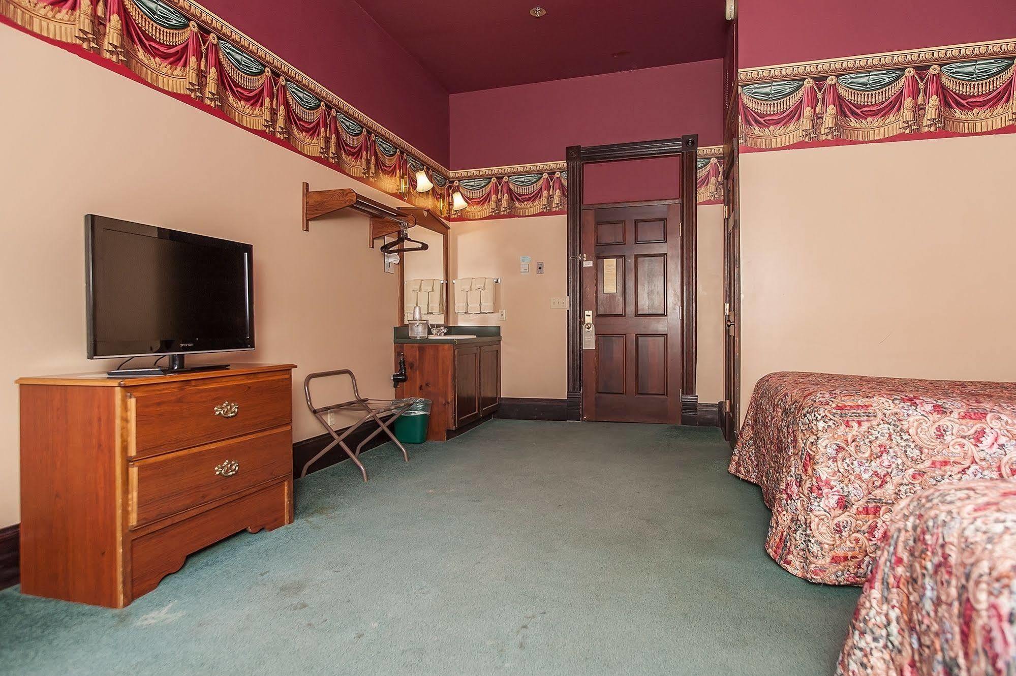 Historic Iron Horse Inn - ديدوود المظهر الخارجي الصورة