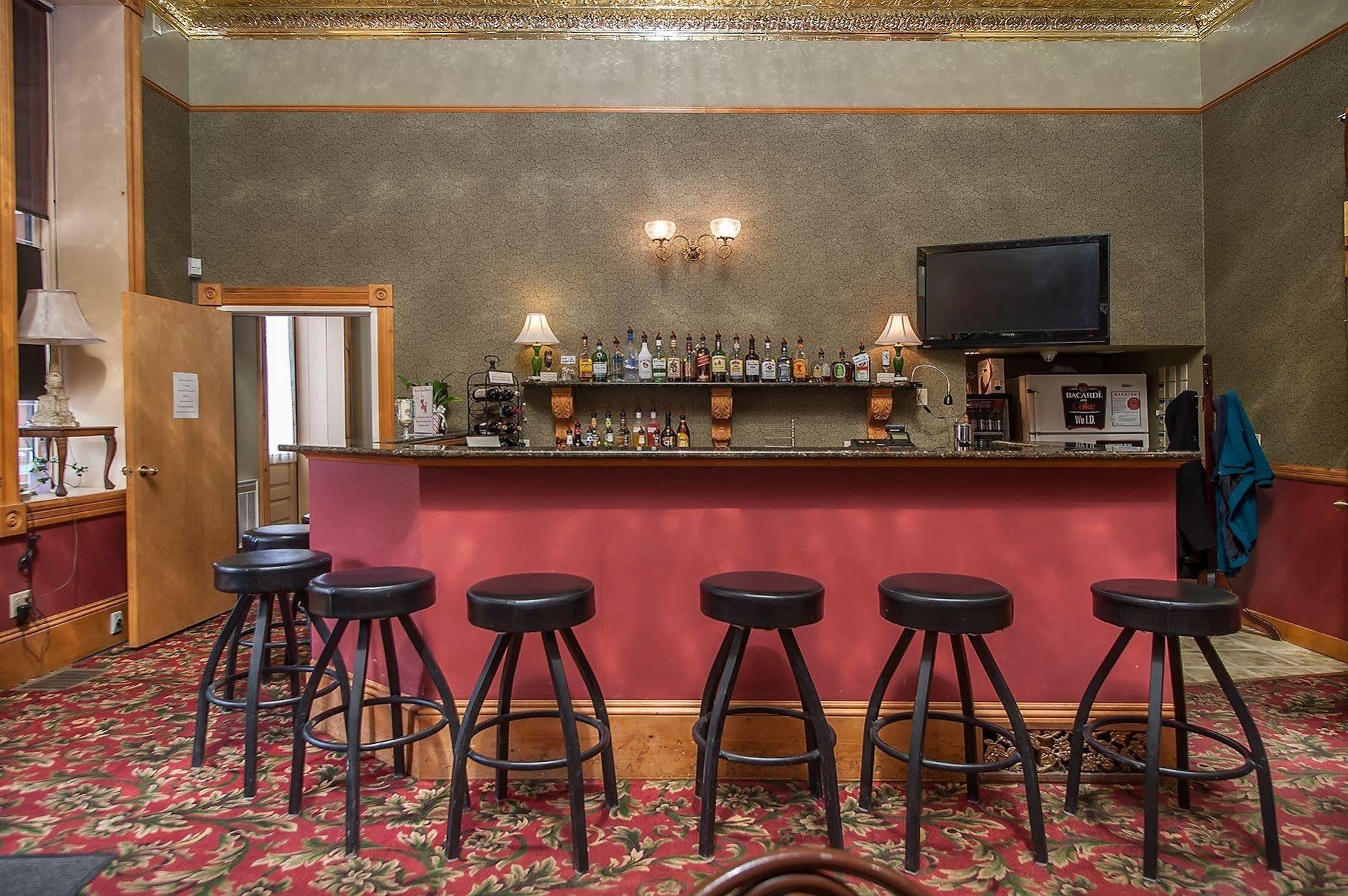 Historic Iron Horse Inn - ديدوود المظهر الخارجي الصورة